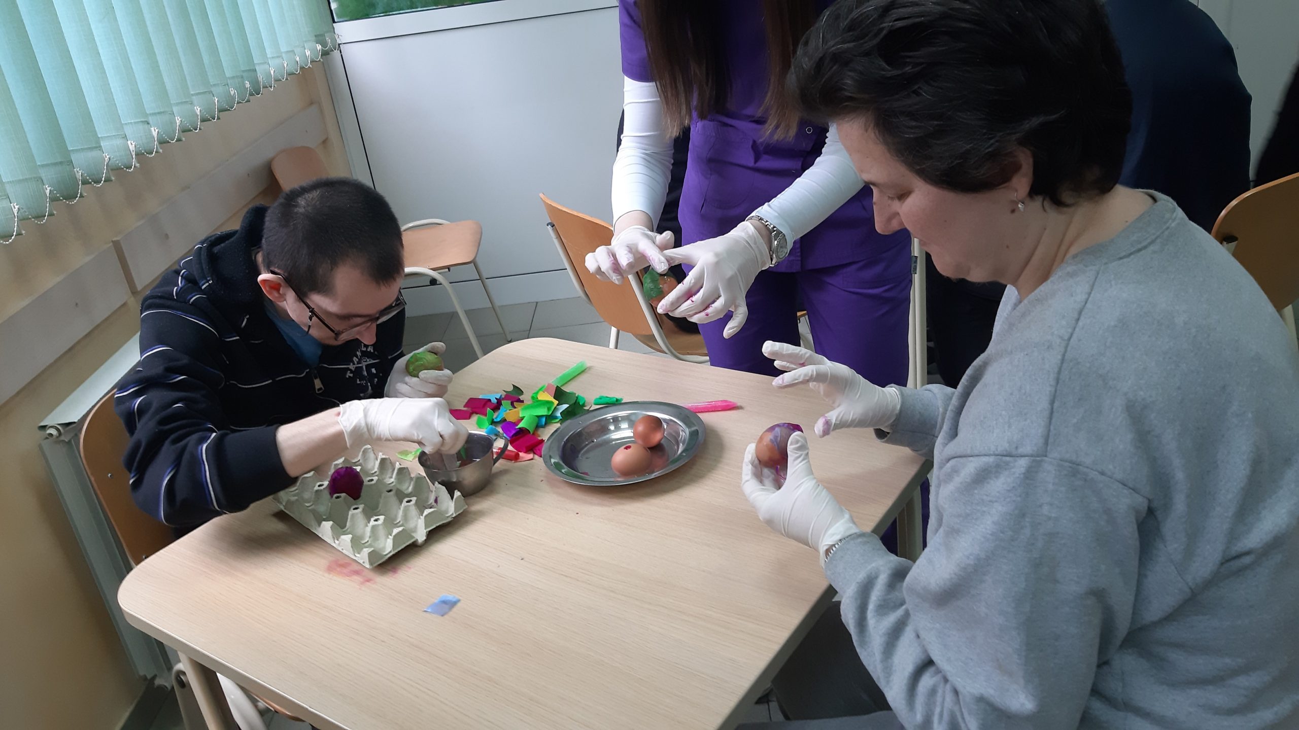 Шарање васкршњих јаја